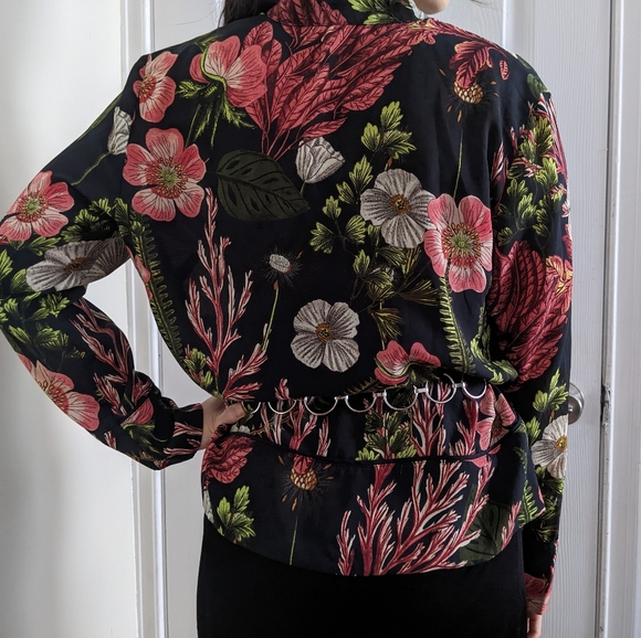 Floral blouse dark blue size Small - Picture 3 of 4